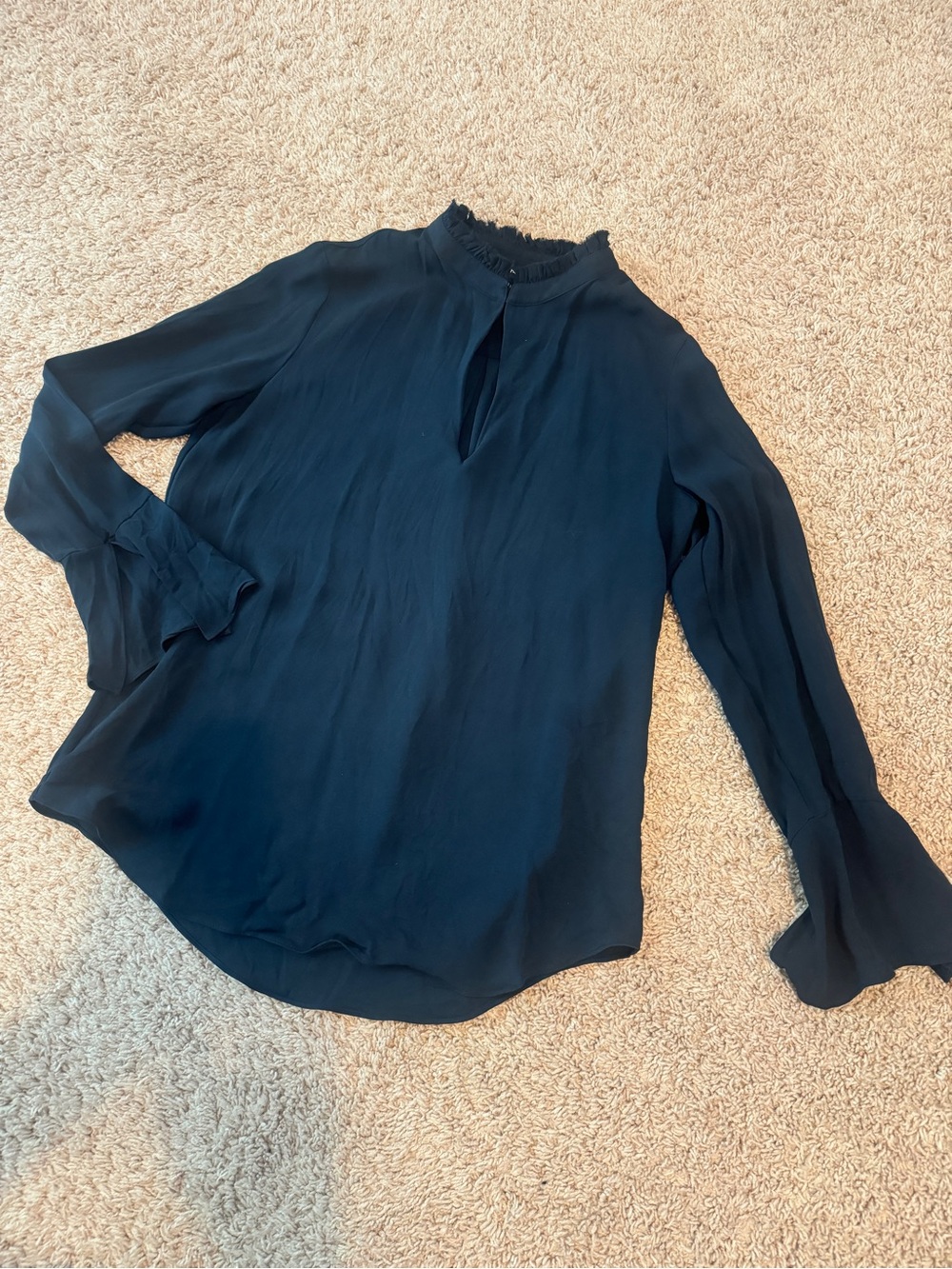 Theory Mabrey classic shirt. 100% silk shell Size M